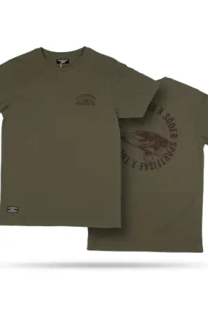 SQRTN x Söder Sportfiske Lurking Tee, Olive Night - S Offre Du Jour