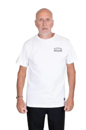 SQRTN X Wolfcreek Lures Tee, White - S Prix Choc
